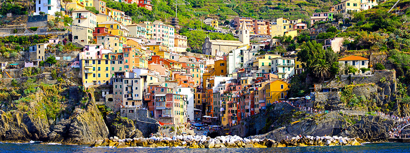 Byn Riomaggiore vid havet i Cinque Terre, Italien.
